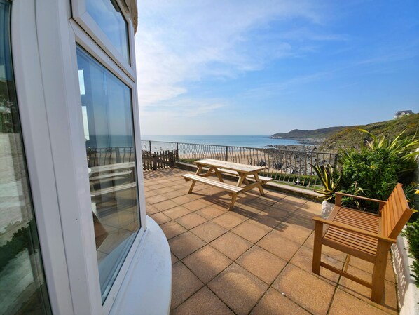 Outdoor dining - 3 bedroom Woolacombe seafront property with stunning sea views (Woolacombe)