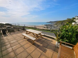Outdoor dining - 3 bedroom Woolacombe seafront property with stunning sea views (Woolacombe)