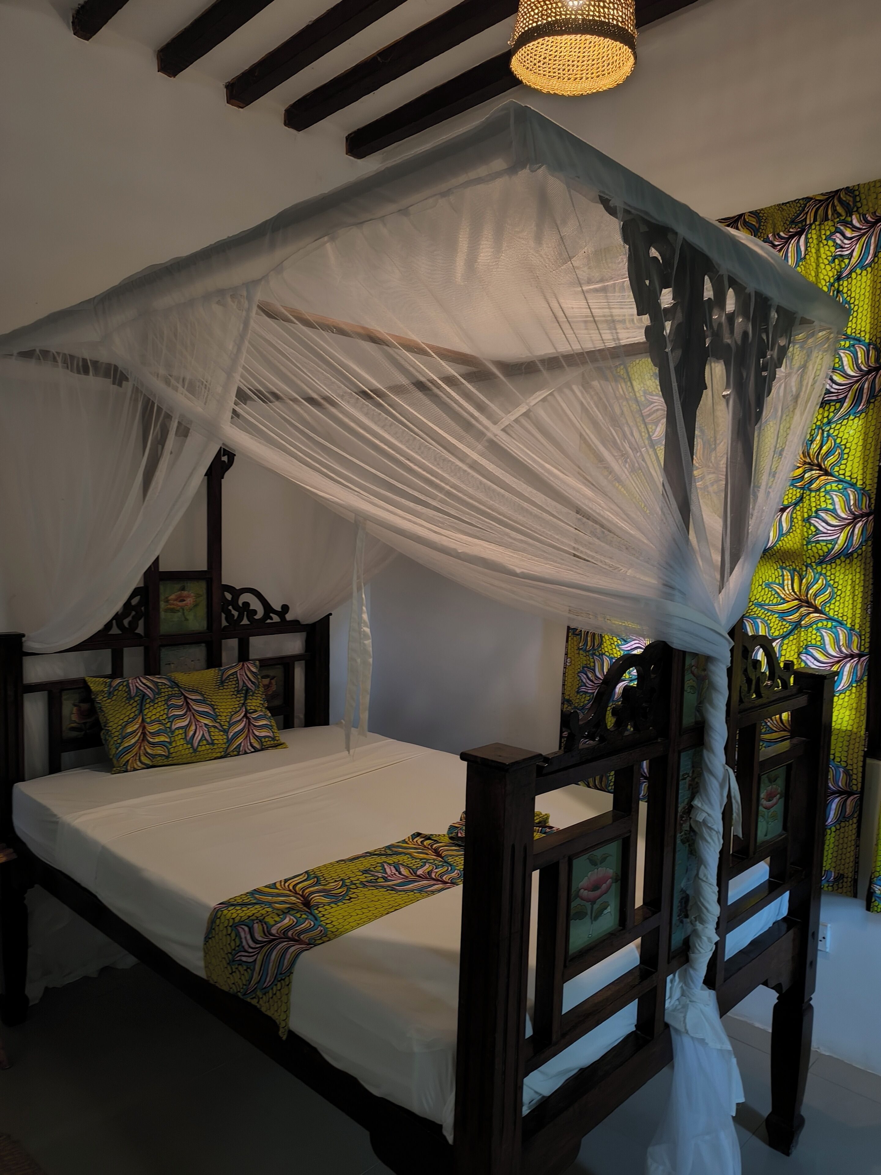 Bungalow superior, vistas al jardín | Escritorio, espacio para trabajar con un portátil, wifi gratis