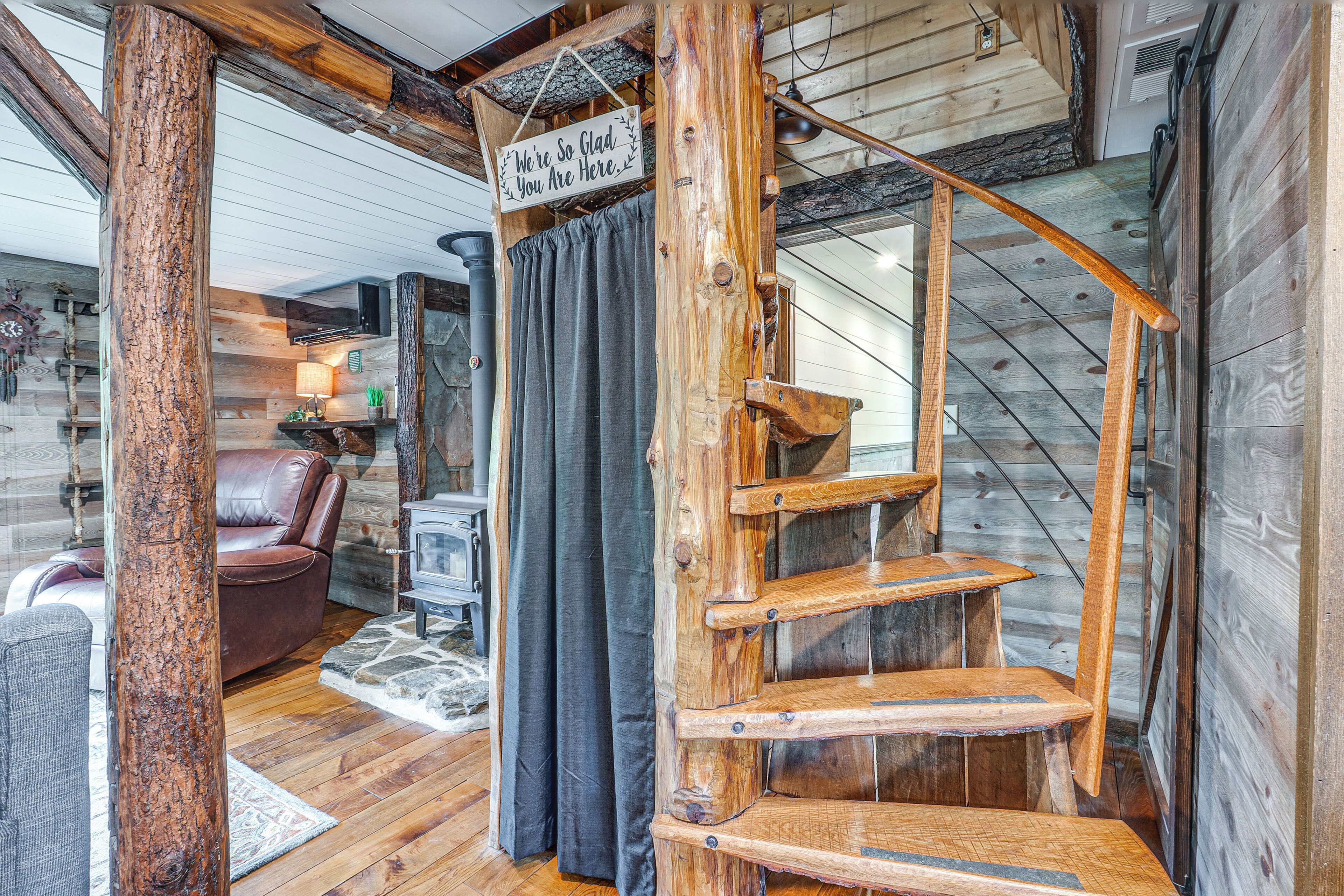 Un escalier en bois rustique, avec une enseigne placée au-dessus.