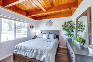 Apartment (2 Bedrooms) | Interior - 2 Mi to Trails: Modern Mountain Condo in Big Bear (Big Bear City)