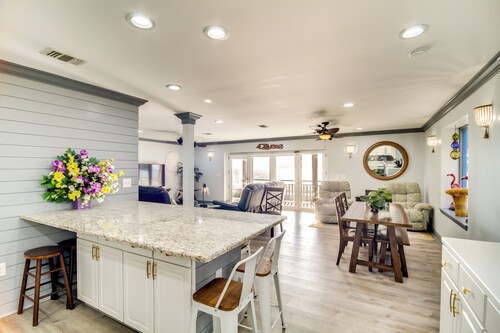 Front Row Beachfront Long Beach Getaway