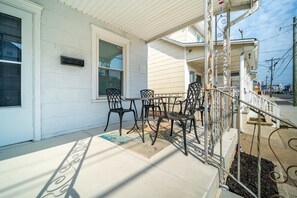 A covered patio with outdoor furniture and a metal railing. - Family-Friendly 4Br Near Beach, Smart Tv Fun (Wildwood)