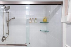 Douche, sèche-cheveux, serviettes fournies