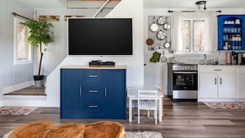 Fridge, stovetop, coffee/tea maker, toaster