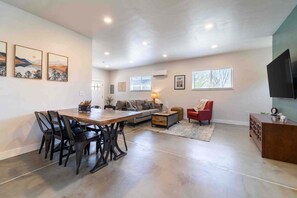 Interior - ‼️Morrison Getaway‼️ - 2BR House,  BBQ , Free Parking (Morrison)