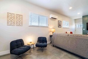 Smart TV, books - ‼️Morrison Getaway‼️ - 2BR House,  BBQ , Free Parking (Morrison)