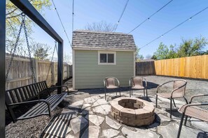 Terrace/patio - ‼️Morrison Getaway‼️ - 2BR House,  BBQ , Free Parking (Morrison)