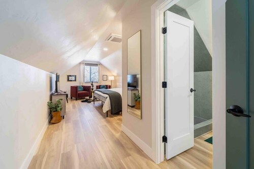 ‼️Morrison Getaway‼️ - 2BR House,  BBQ , Free Parking