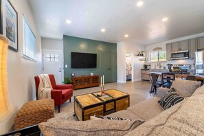 Smart TV, books - ‼️Morrison Getaway‼️ - 2BR House,  BBQ , Free Parking (Morrison)