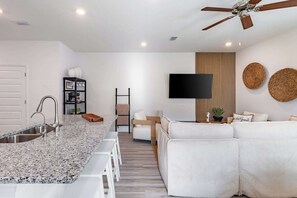 Smart TV - Coastal 3BR Townhouse, Near the Beach (SANTA RSA BCH)