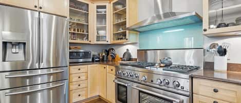 Geladeira, micro-ondas, fogão, cooktop