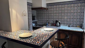 Refrigerador, microondas, horno y utensilios de cocina