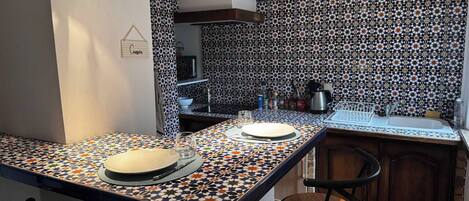 Refrigerador, microondas, horno y utensilios de cocina
