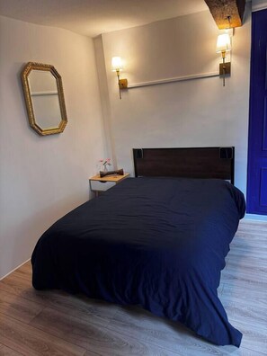 1 habitación, tabla de planchar con plancha, wifi y ropa de cama 