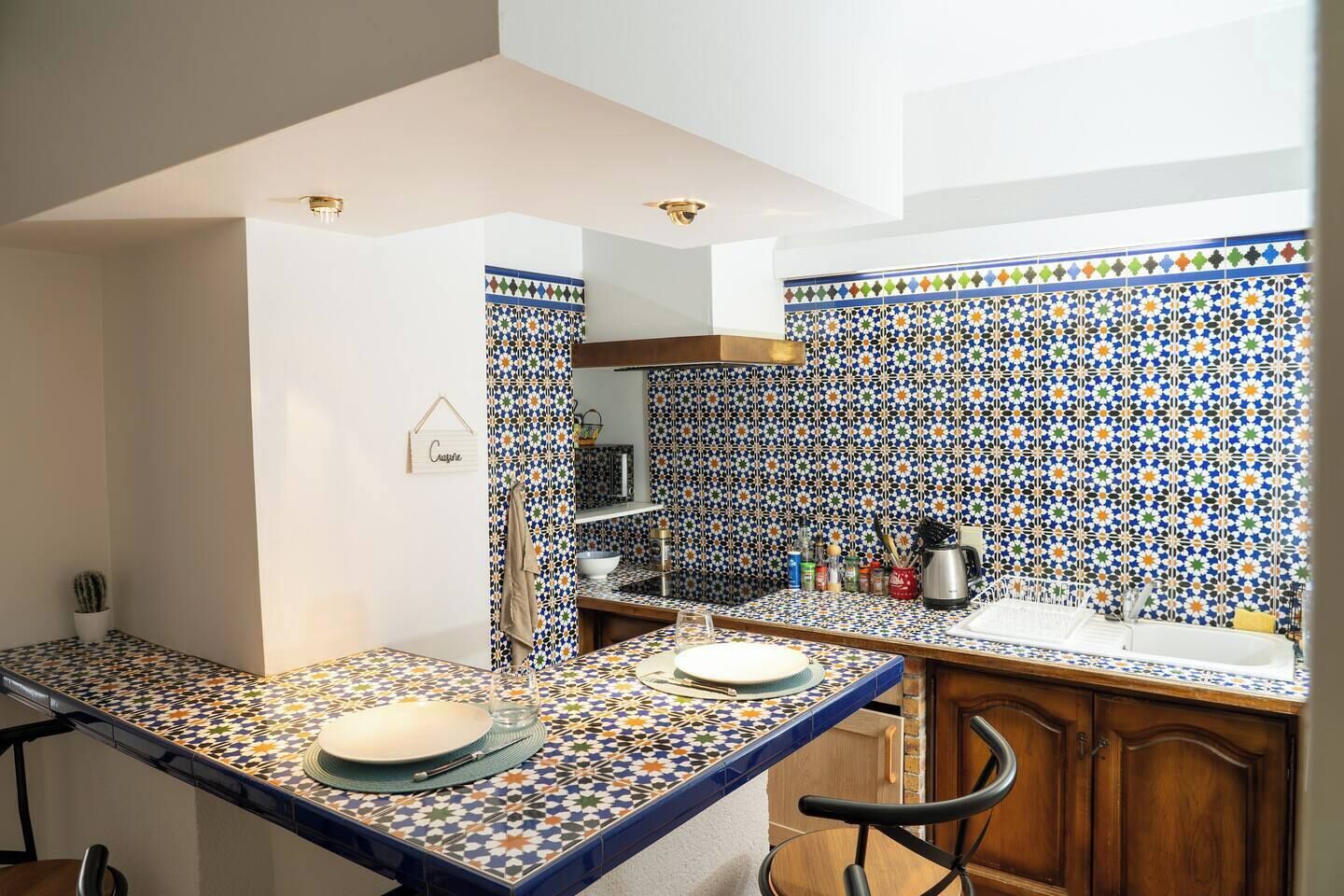 Refrigerador, microondas, horno y utensilios de cocina 