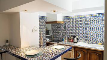 Refrigerador, microondas, horno y utensilios de cocina