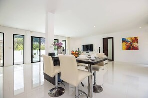 Villa Design - 3 sovrum - utsikt mot poolen | Matservice på rummet