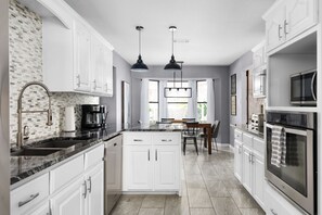 雪櫃、微波爐、焗爐、爐具