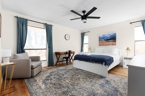 7 Schlafzimmer, Schreibtisch, Bügeleisen/Bügelbrett, Reisekinderbett