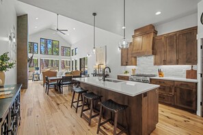 Fridge, microwave, stovetop, dishwasher