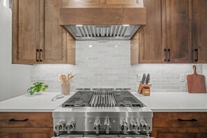 Réfrigérateur, micro-ondes, plaque de cuisson, lave-vaisselle