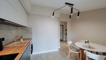 Een koelkast, een magnetron, een oven, een kookplaat