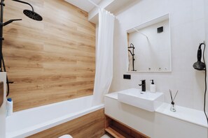 Sèche-cheveux, serviettes fournies, savon, shampoing