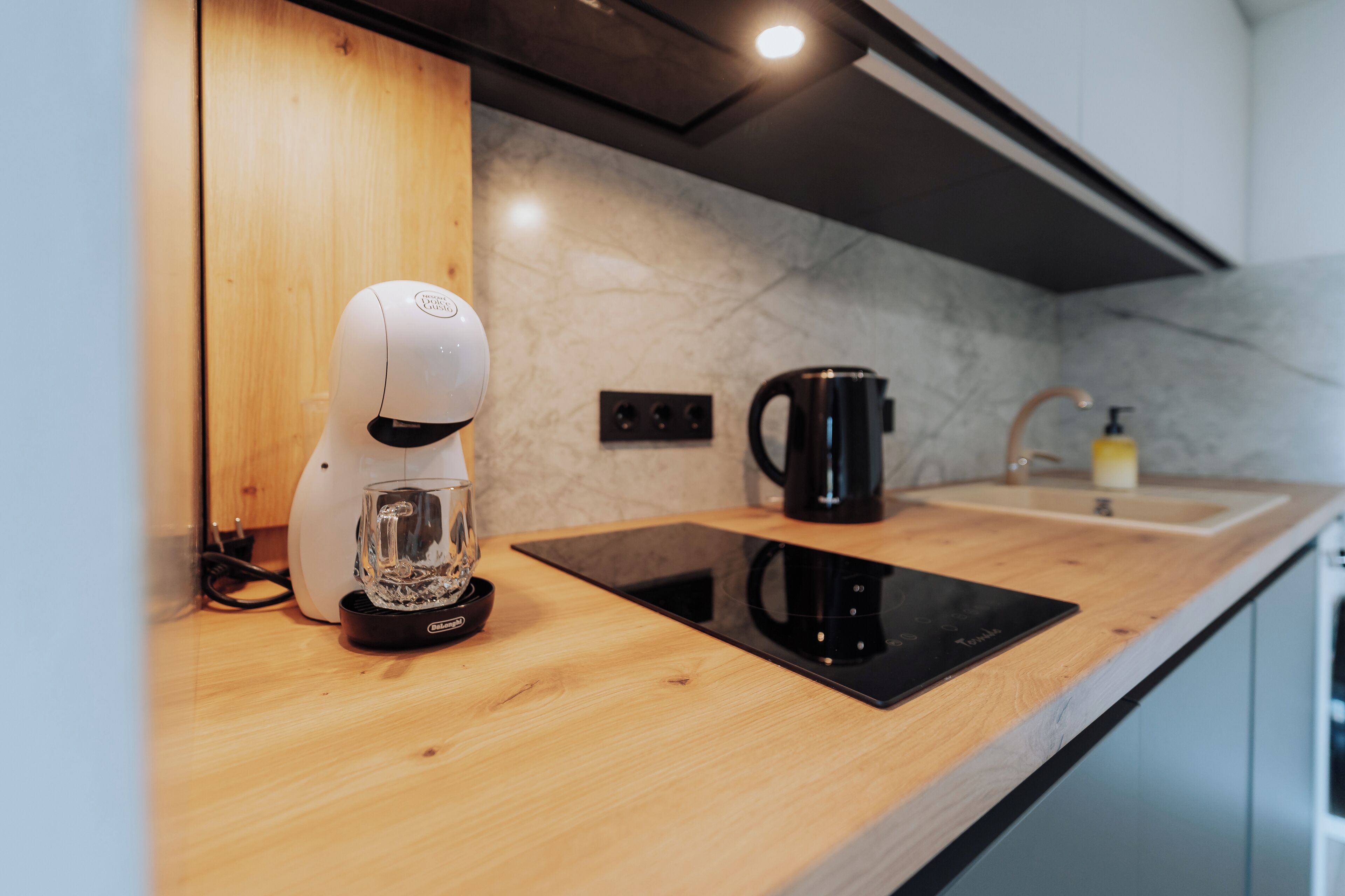 Frigorifero, microonde, forno, piano cottura