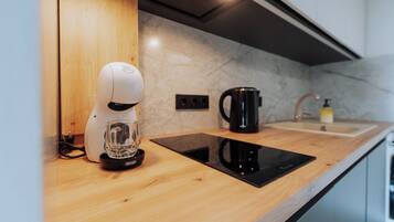 Frigorifero, microonde, forno, piano cottura