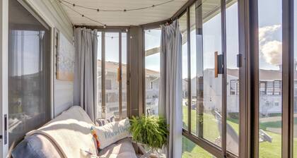 Boat Slip & Pool Access: Oak Harbor Haven!