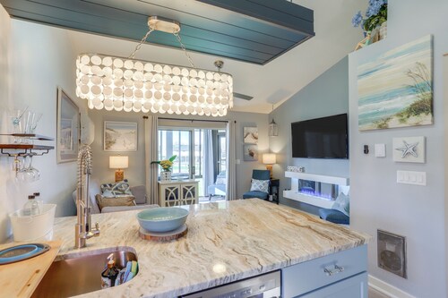 Boat Slip & Pool Access: Oak Harbor Haven!