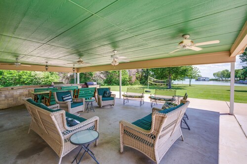 Sunrise Cove RC Llc: Lakefront Home w/ 2 Casitas!