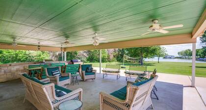 Sunrise Cove RC Llc: Lakefront Home w/ 2 Casitas!