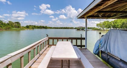 Sunrise Cove RC Llc: Lakefront Home w/ 2 Casitas!