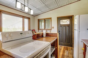 House (3 Bedrooms) | Interior - < 1 Mi to Tuttle Creek Lake: Cabin w/ 2 Kayaks! (Manhattan)