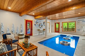 Innendørsbasseng og et oppvarmet basseng