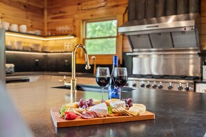 Fridge, microwave, oven, stovetop - Luxe 8BR Cabin *Sleeps 30* Near Dollywood/PKWY (Pigeon Forge)