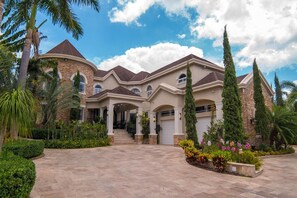 Villa | 6 bedrooms, Internet