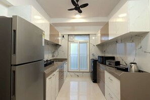 Frigorífico, microondas, horno y placa de cocina