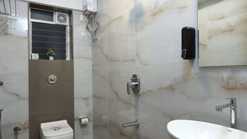 Chuveiro, secador de cabelo, toalhas de banho