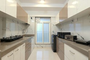 Frigorífico, microondas, horno y placa de cocina