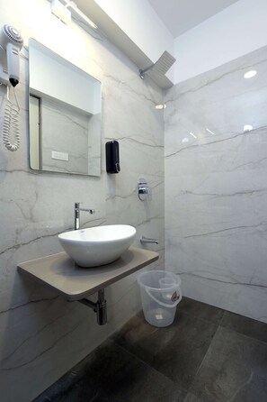 Douche, séchoir à cheveux, serviettes fournies