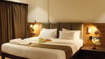 Premium suite, uitzicht op stad | Een bureau, een laptopwerkplek, gratis wifi