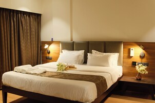 Premium Suite, City View | Desk, laptop workspace, free WiFi