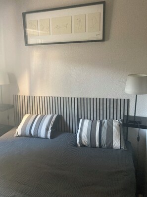 2 habitaciones, tabla de planchar con plancha y ropa de cama 