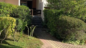 Ein Gebäude mit einem gepflasterten Weg, der zu einer Treppe führt.