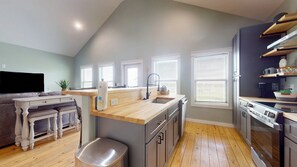 Jääkaappi, mikroaaltouuni, uuni, liesi