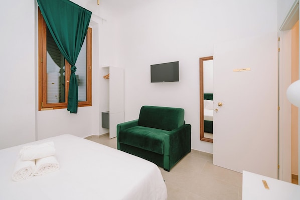 COMFORT DOUBLE ROOM COURTYARD VIEW AIRCONDITIONING PRIVATE BATHROOM NOT IN ROOM(TURANDOT) | Camas Tempur-Pedic, frigobar, individualmente decorados