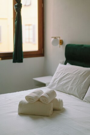 COMFORT DOUBLE ROOM COURTYARD VIEW AIRCONDITIONING PRIVATE BATHROOM(BOHEME)